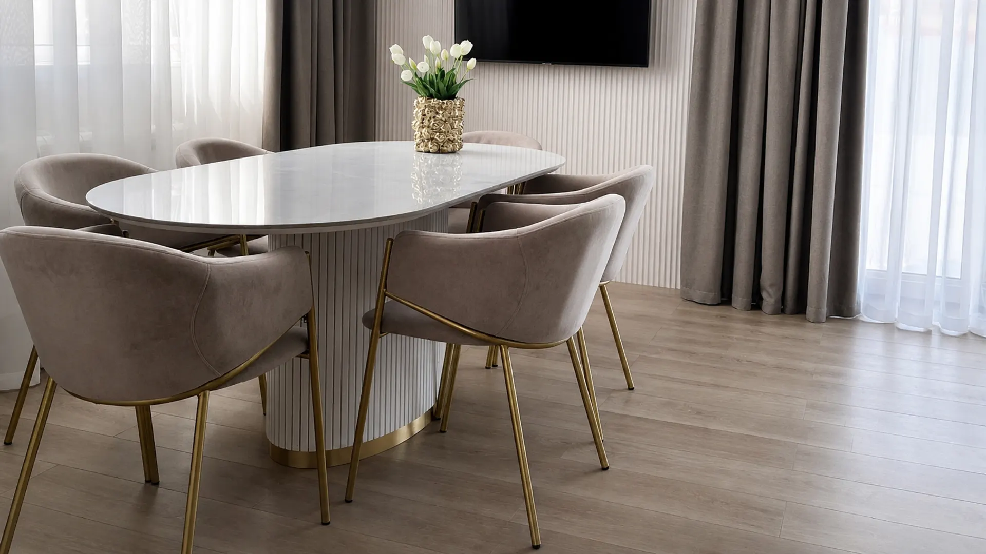Обеденный стол Galla Home в светлом интерьере